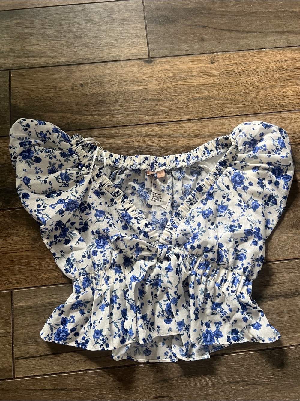 Source Unknown White Crop Top with Blue Floral Print and Puff Sleeves